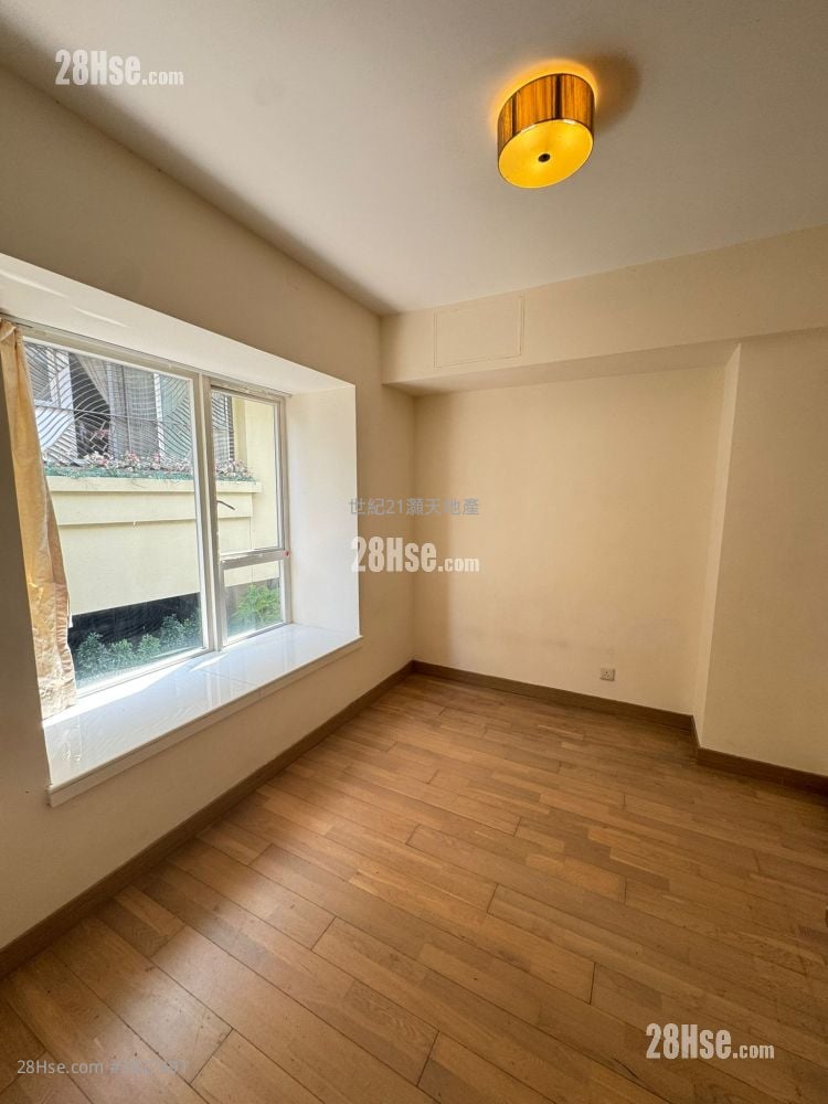 The Beverly Hills Sell 5+ Bedrooms , 4 Bathrooms 2,667 ft²