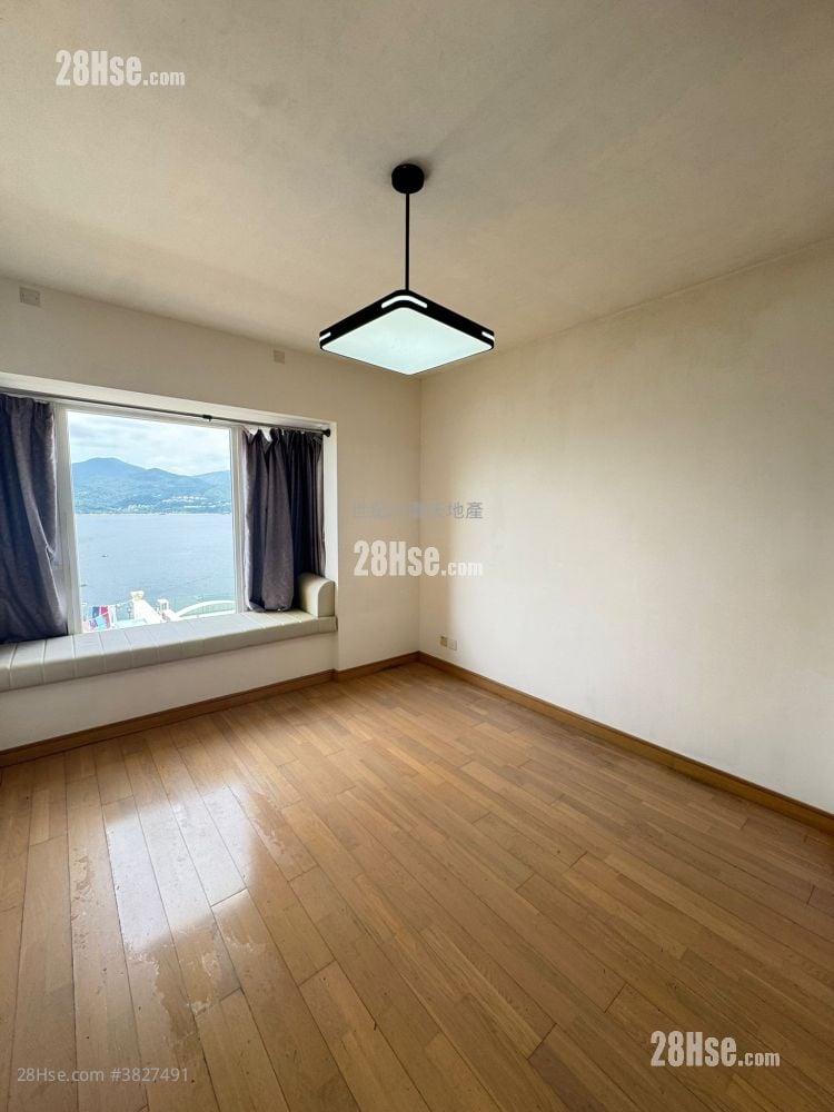 The Beverly Hills Sell 5+ Bedrooms , 4 Bathrooms 2,667 ft²