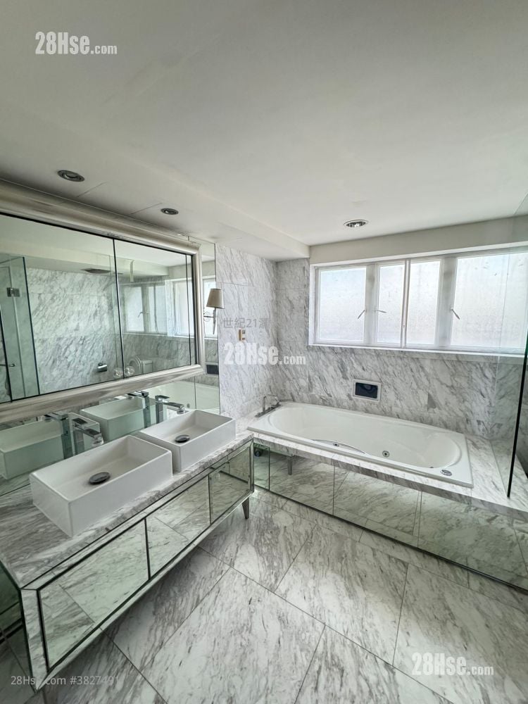 The Beverly Hills Sell 5+ Bedrooms , 4 Bathrooms 2,667 ft²