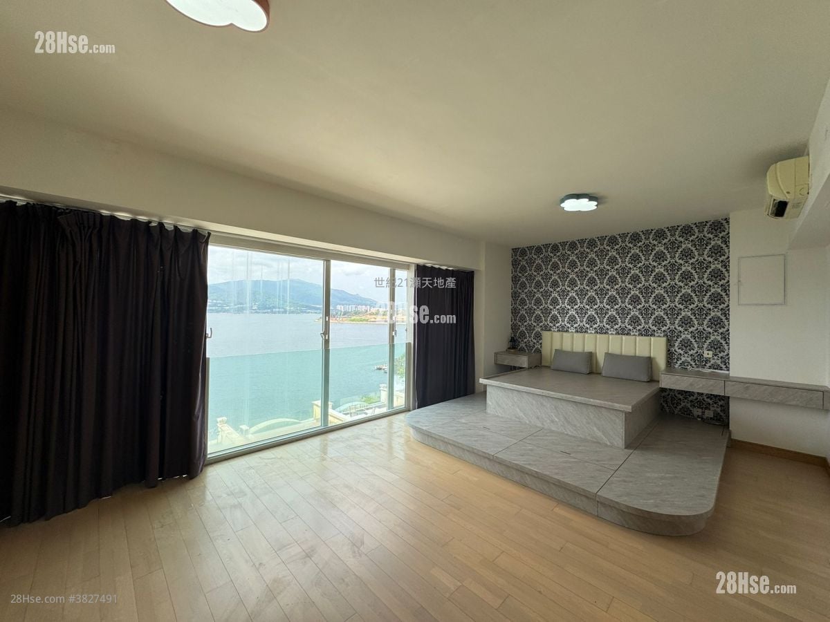 The Beverly Hills Sell 5+ Bedrooms , 4 Bathrooms 2,667 ft²