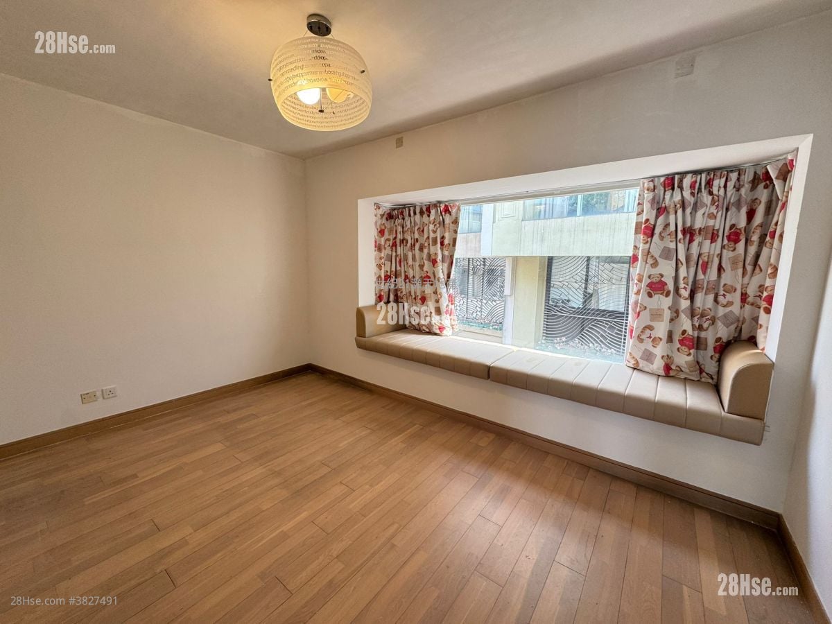 The Beverly Hills Sell 5+ Bedrooms , 4 Bathrooms 2,667 ft²