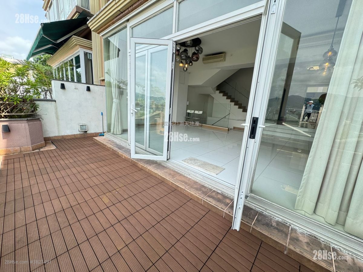 The Beverly Hills Sell 5+ Bedrooms , 4 Bathrooms 2,667 ft²