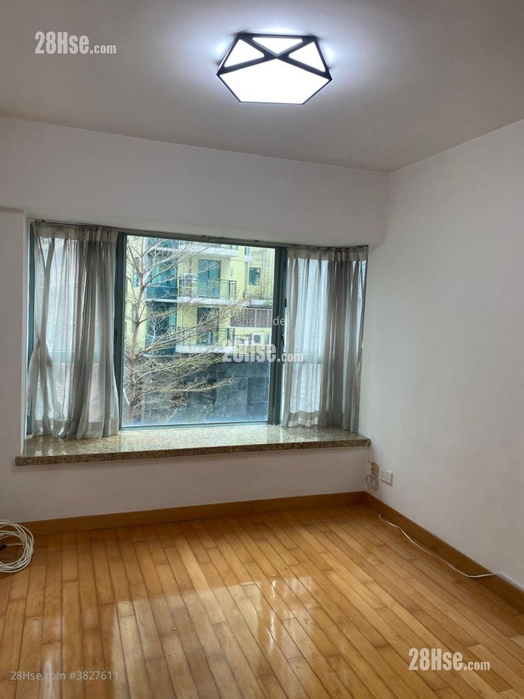 Queen's Terrace Rental 322 ft²