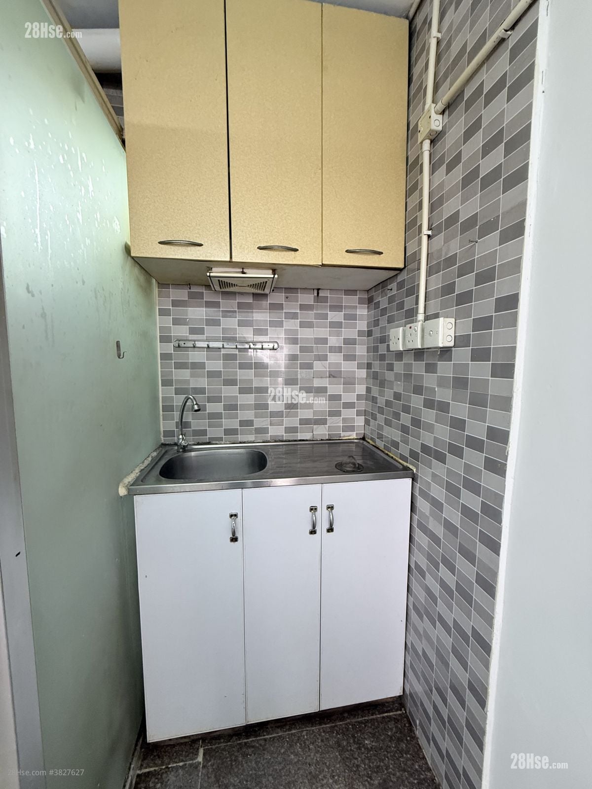 Kam Bo Building Rental 150 ft²