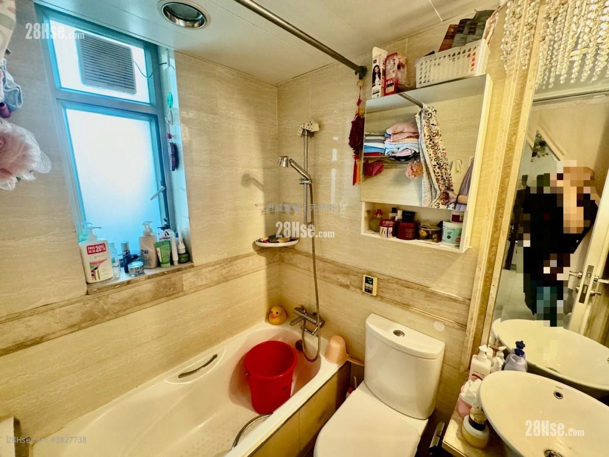 Uptown Sell 5+ Bedrooms , 4 Bathrooms 1,666 ft²