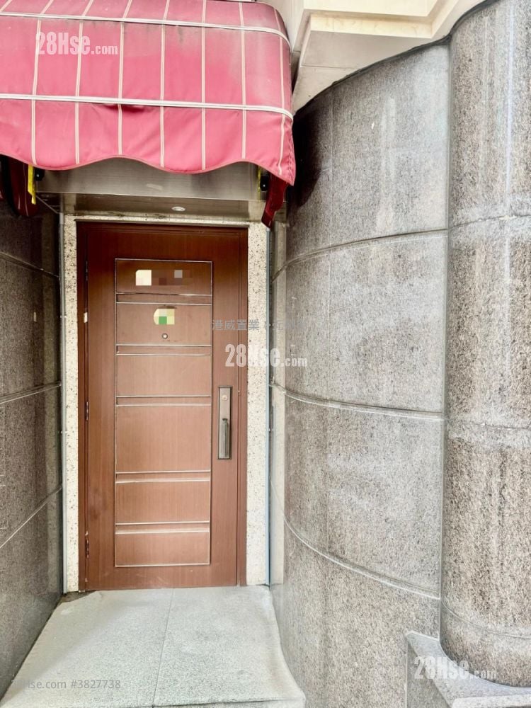 Uptown Sell 5+ Bedrooms , 4 Bathrooms 1,666 ft²