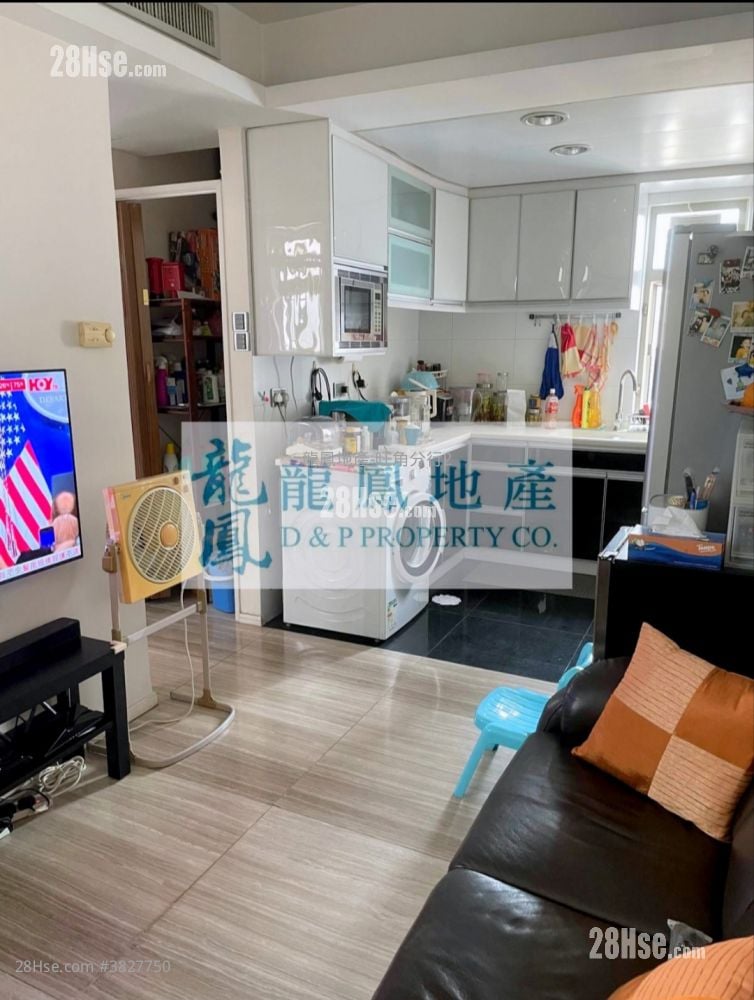 Sun Hon House Sell 2 Bedrooms , 1 Bathroom 396 ft²