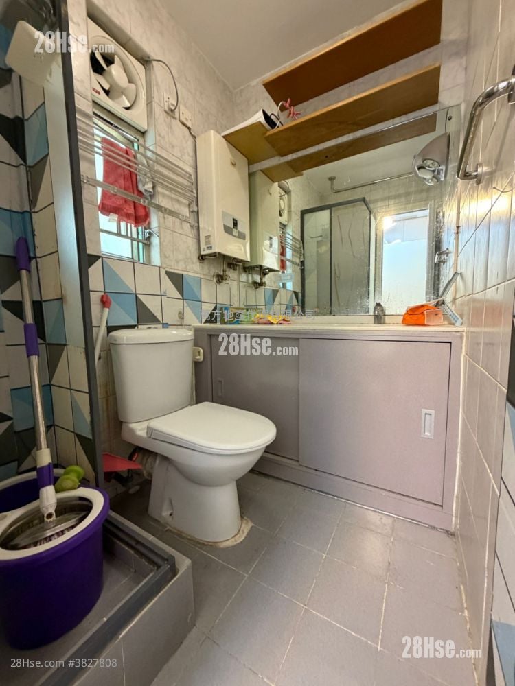 Kam Fung Court Sell 3 Bedrooms , 1 Bathroom 647 ft²