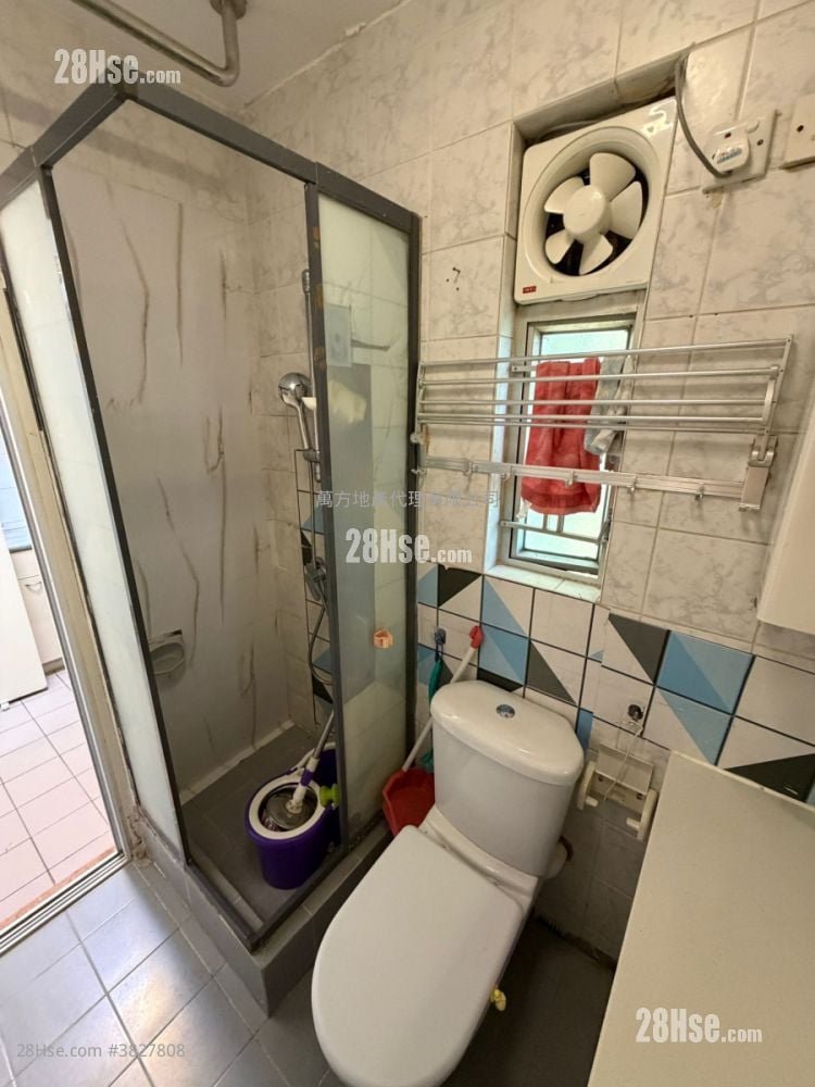 Kam Fung Court Sell 3 Bedrooms , 1 Bathroom 647 ft²