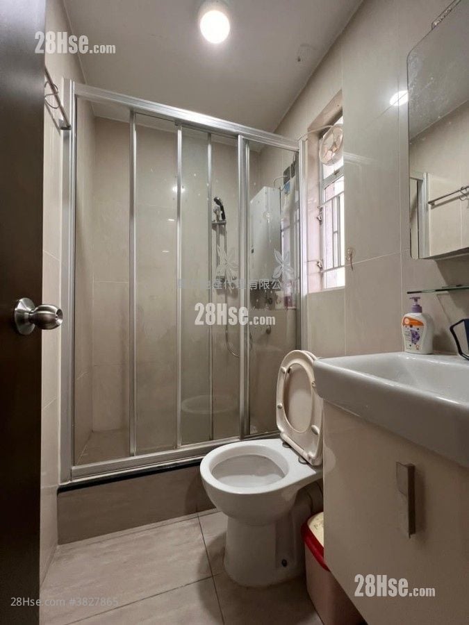 Kam Fung Court Sell 3 Bedrooms , 2 Bathrooms 647 ft²
