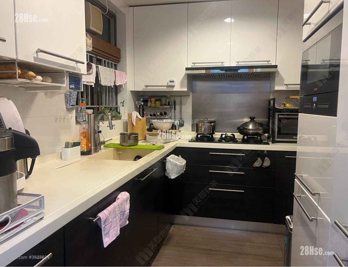 kitchen: Emerald Green Sell 3 Bedrooms , 2 Bathrooms 822 ft²