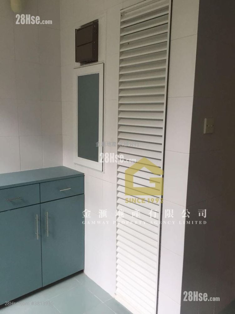 Lung Poon Court Sell 2 Bedrooms , 1 Bathroom 383 ft²