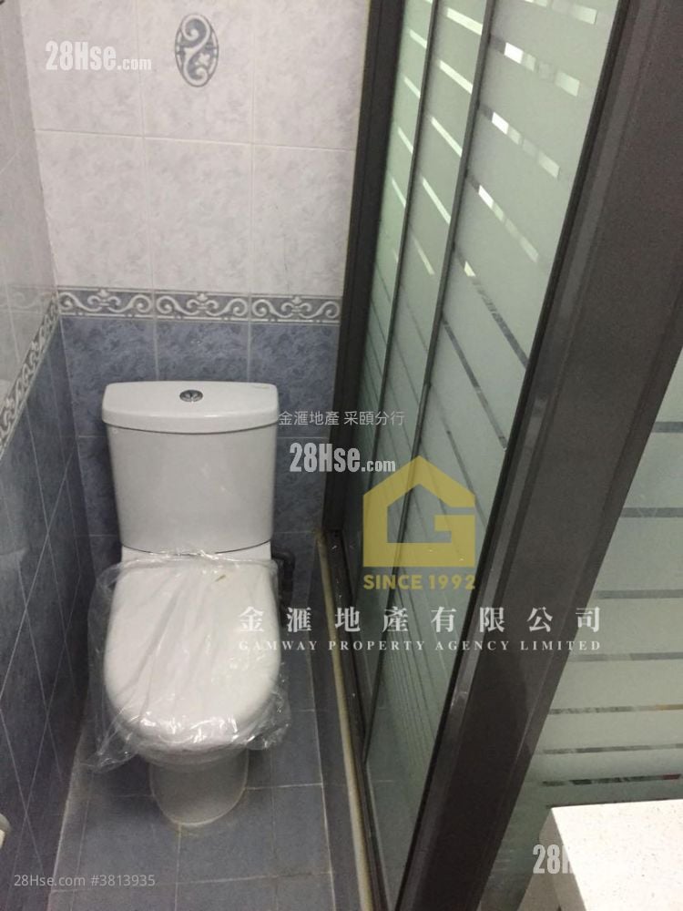 Lung Poon Court Sell 2 Bedrooms , 1 Bathroom 383 ft²