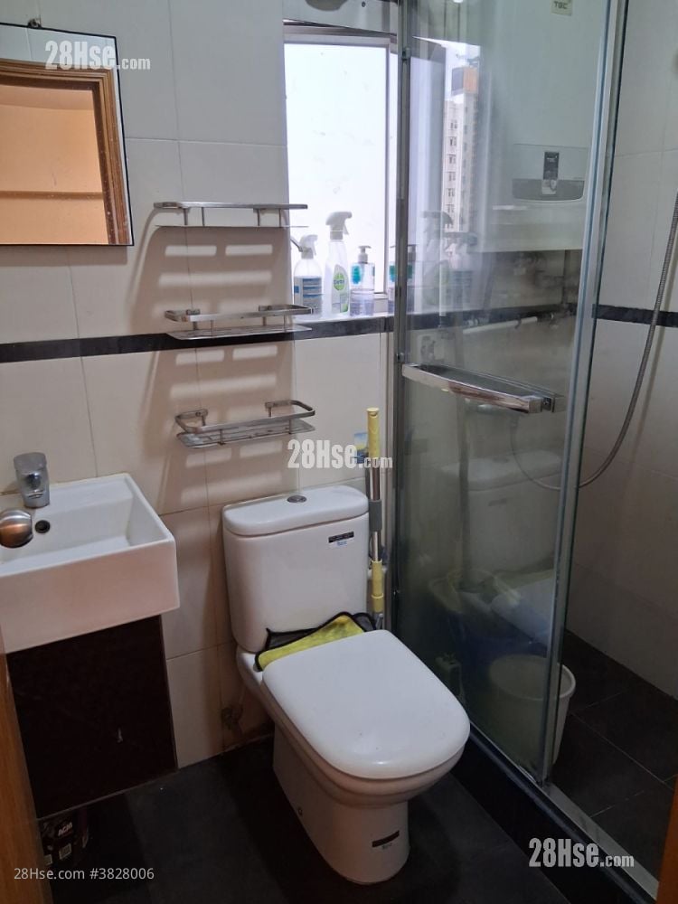 浴室: 有利楼 售盘 2 房 , 1 浴室 323 平方尺