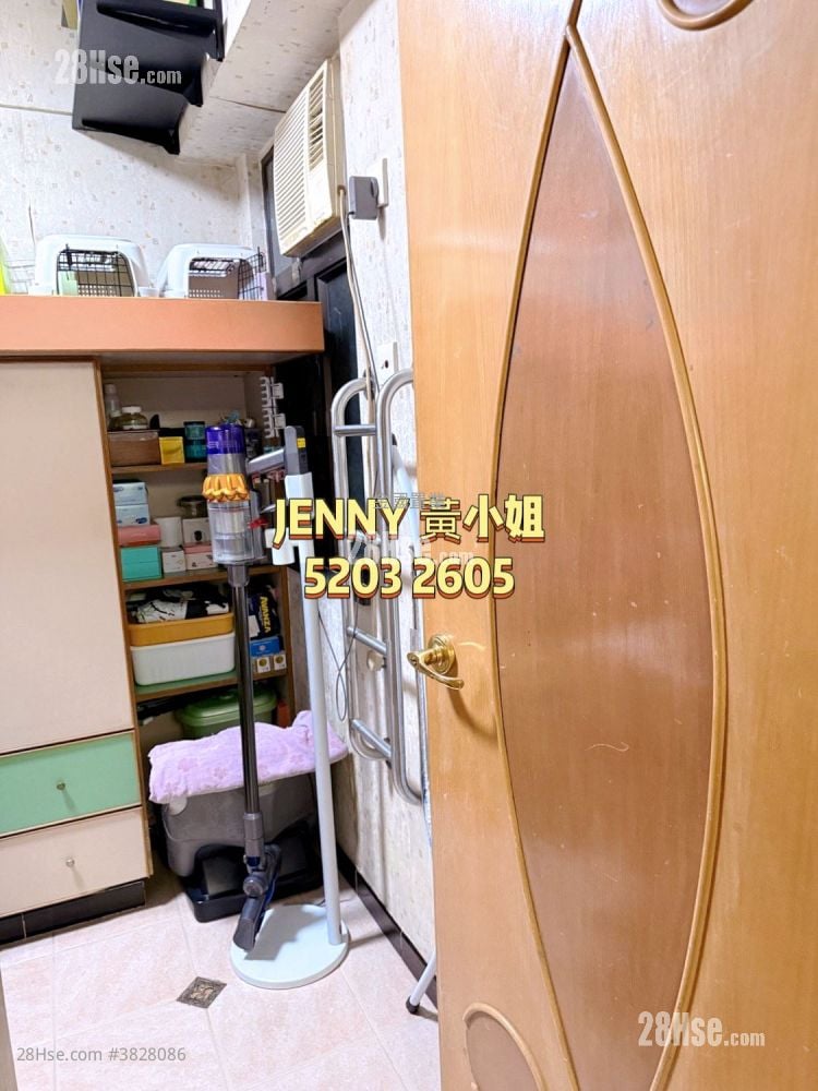 Tak Bo Building Sell 2 Bedrooms , 1 Bathroom 407 ft²