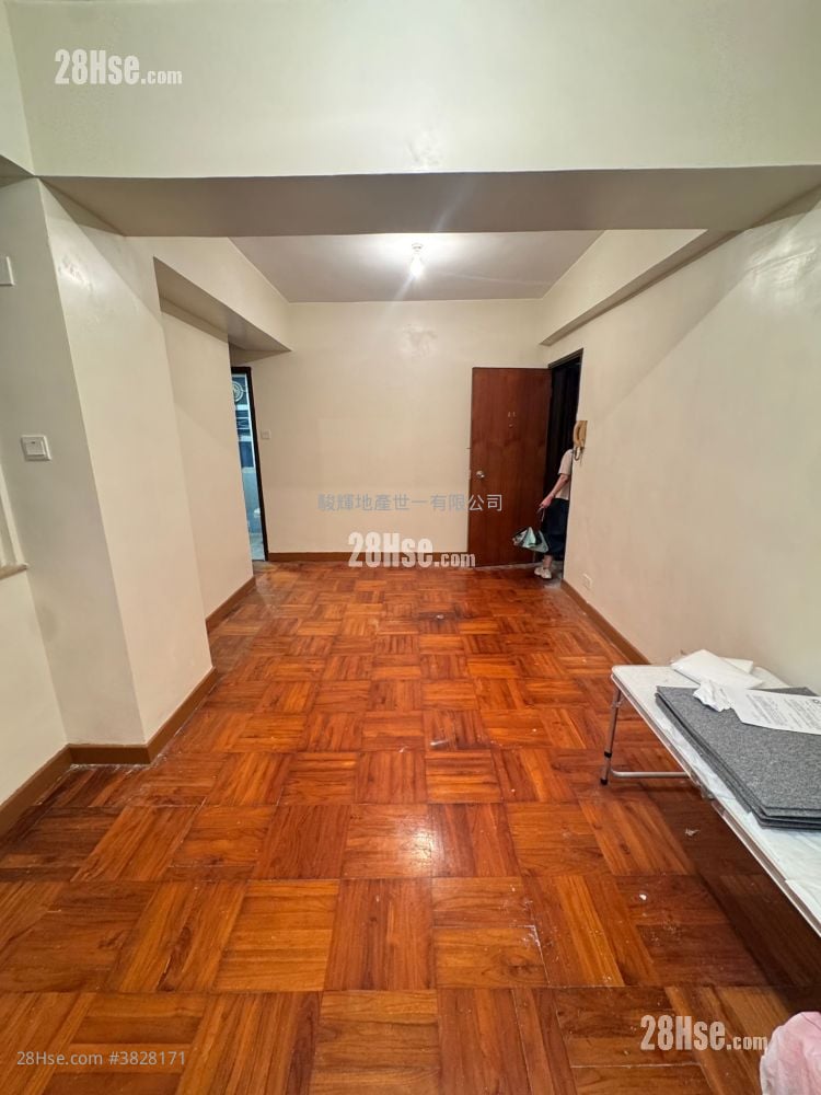 Tak Bo Building Sell 2 Bedrooms , 1 Bathroom 398 ft²