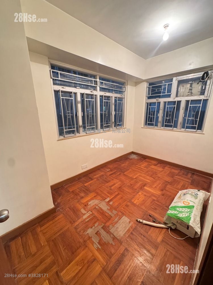 Tak Bo Building Sell 2 Bedrooms , 1 Bathroom 398 ft²