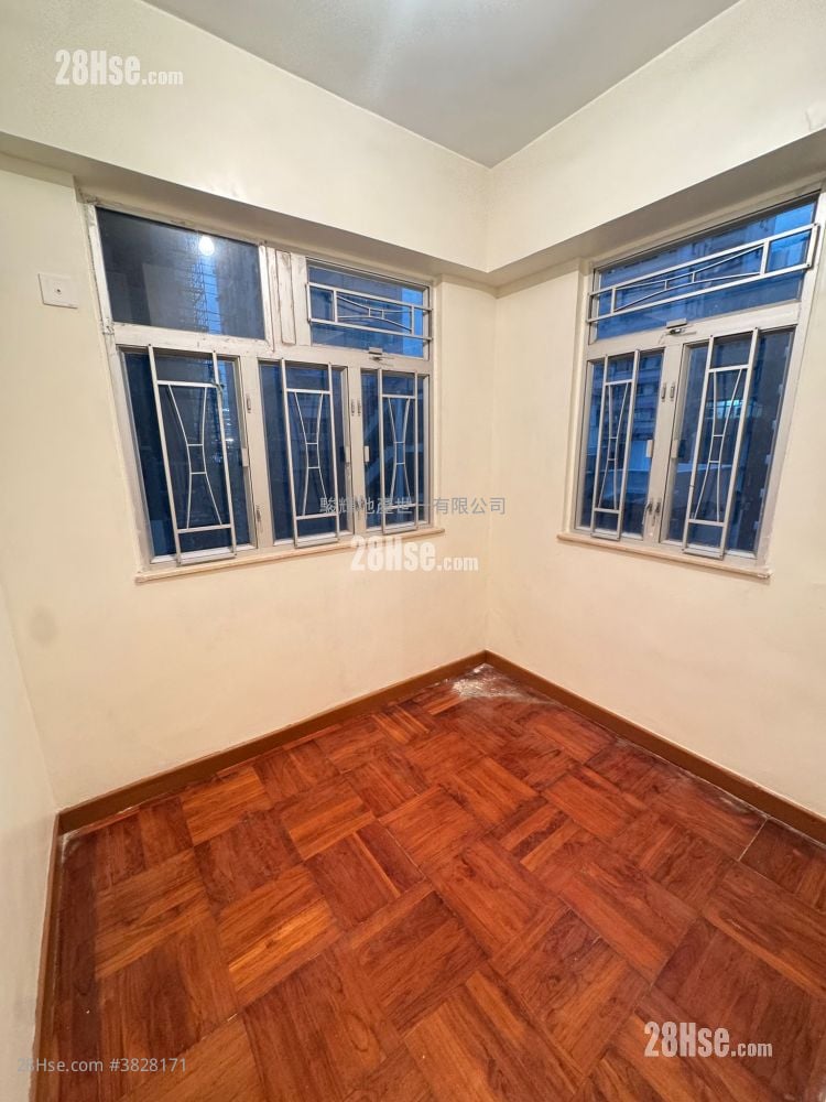 Tak Bo Building Sell 2 Bedrooms , 1 Bathroom 398 ft²