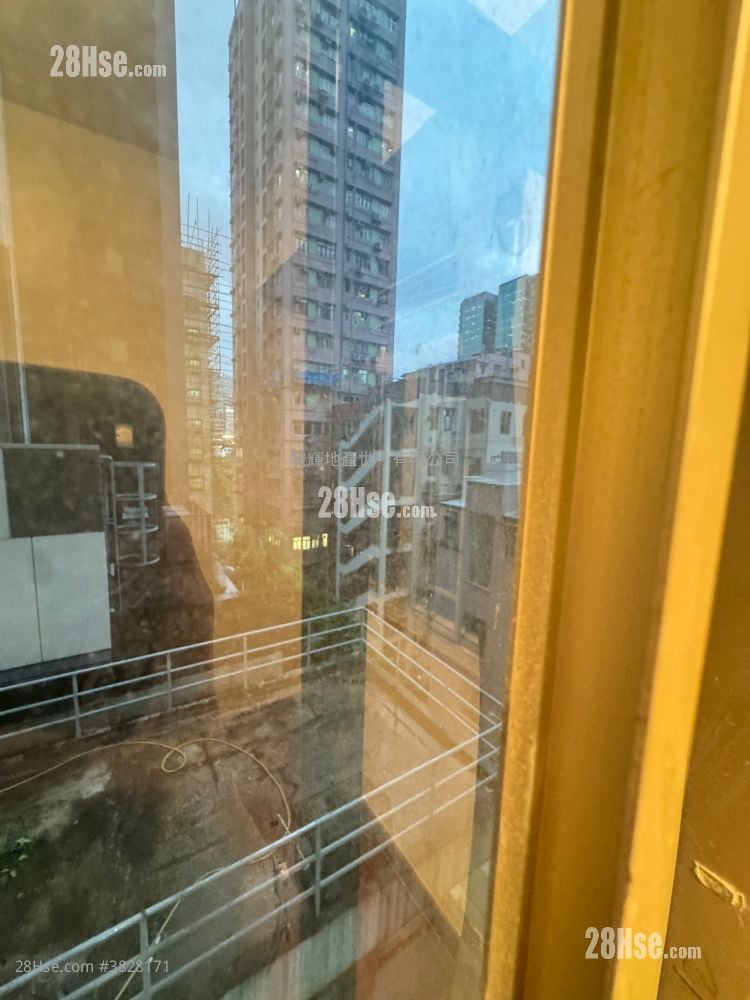 Tak Bo Building Sell 2 Bedrooms , 1 Bathroom 398 ft²