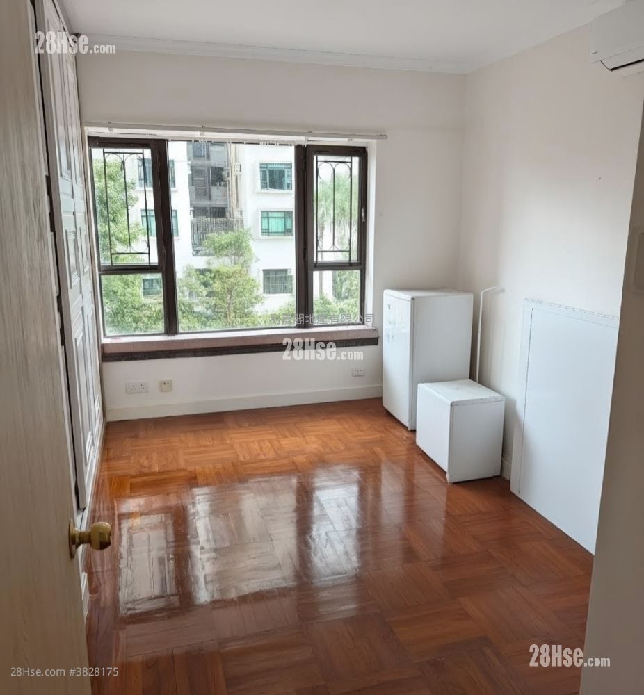 Royal Ascot Sell 3 Bedrooms , 2 Bathrooms 974 ft²