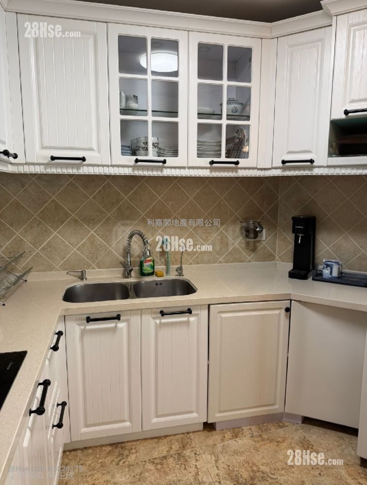 Royal Ascot Sell 3 Bedrooms , 2 Bathrooms 974 ft²