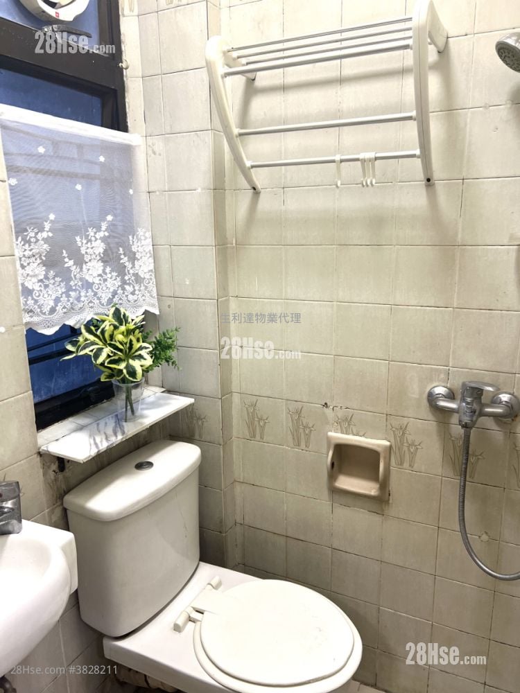 bathroom: Apartment Rental 1 Bedroom , 1 Bathroom 235 ft²