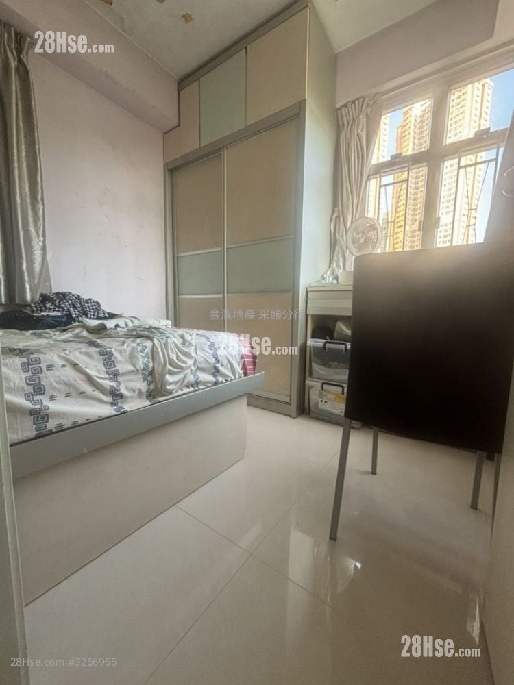 Sun Lai Garden Sell 3 Bedrooms , 1 Bathroom 503 ft²