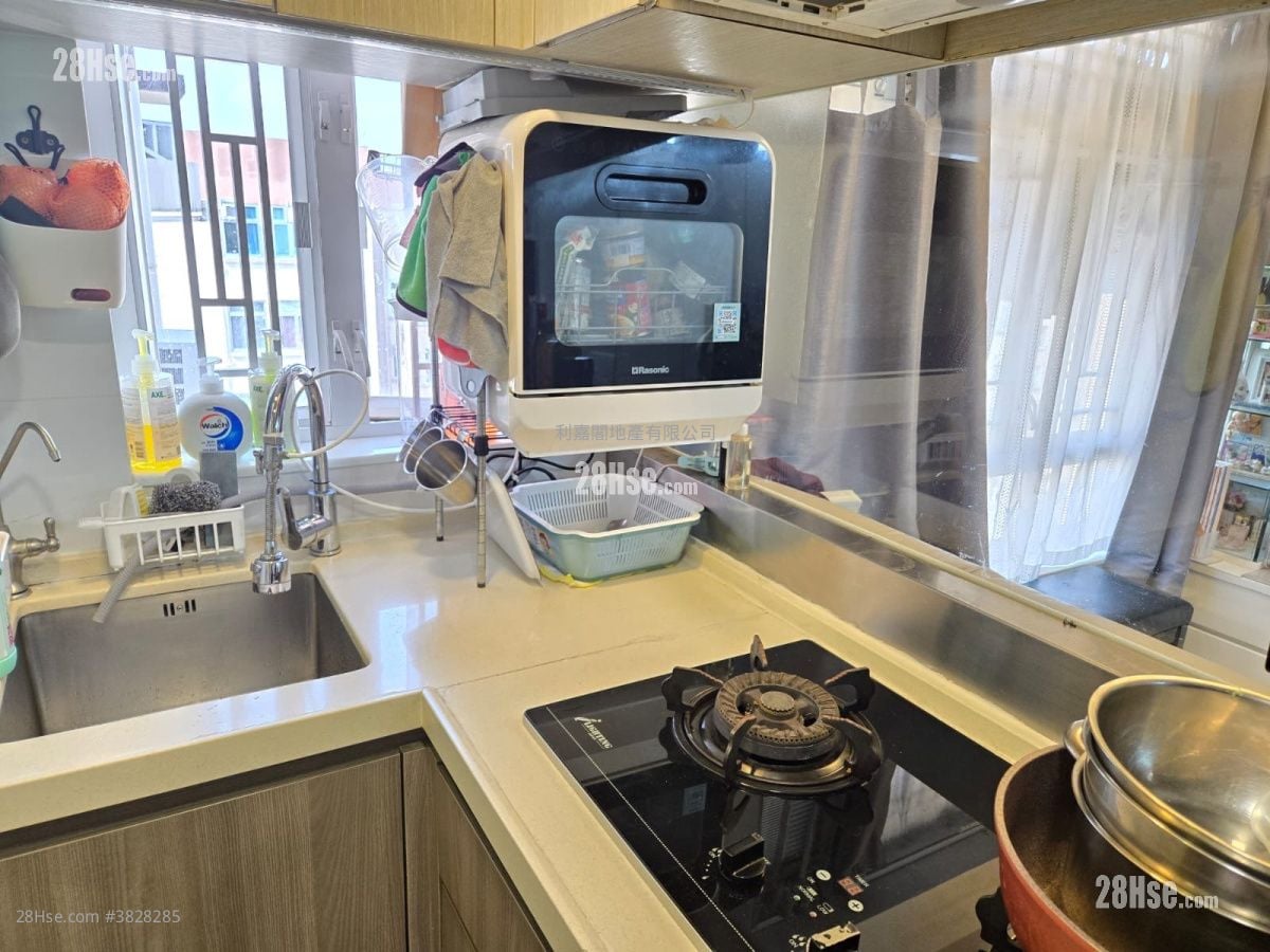 Mei Foo Sun Chuen Sell 2 Bedrooms , 1 Bathroom 479 ft²