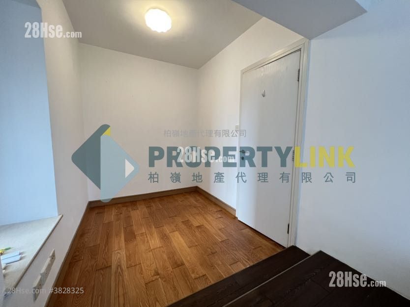 Centre Stage Sell 2 Bedrooms , 1 Bathroom 400 ft²