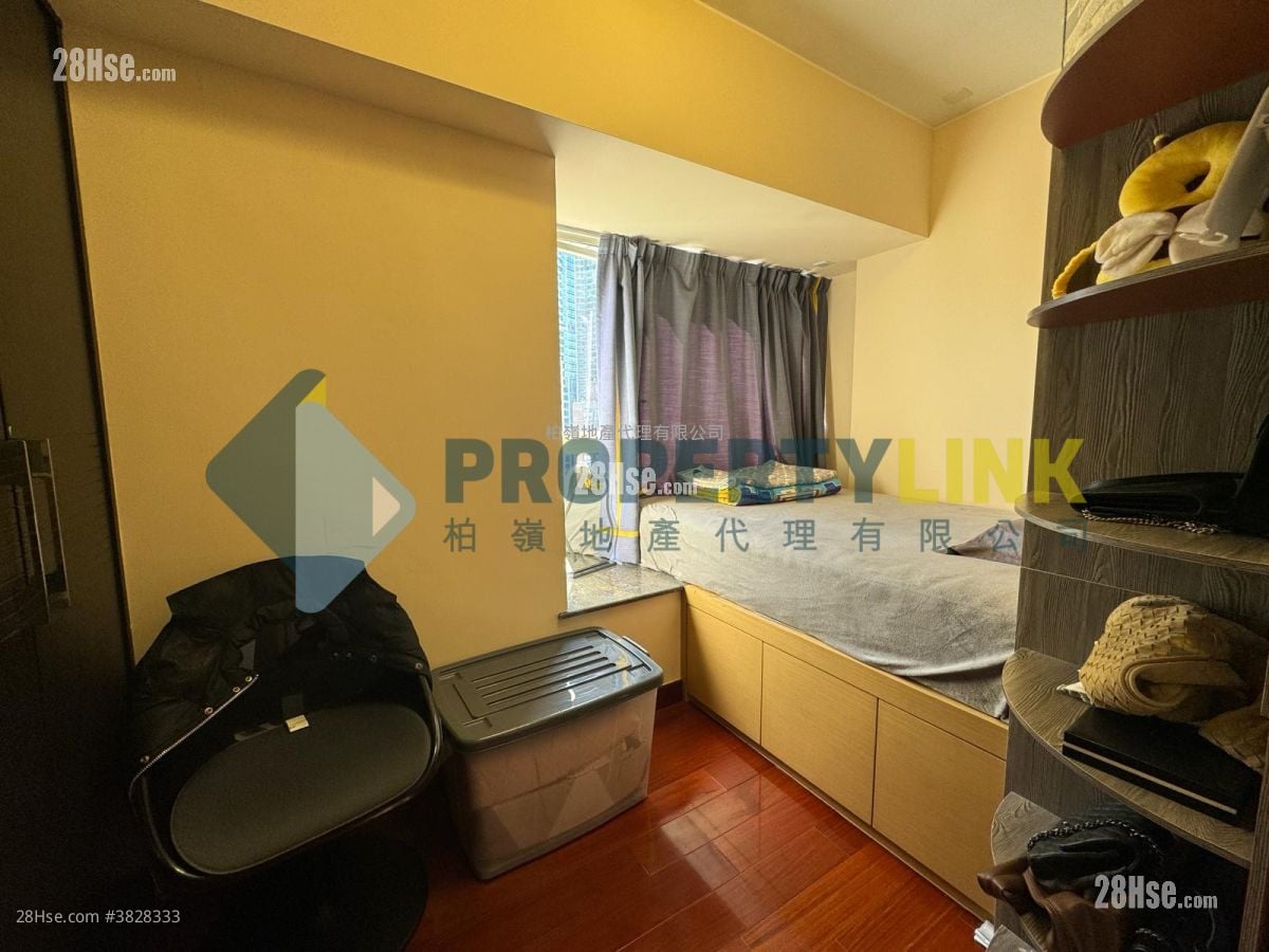 Centre Stage Sell 4 Bedrooms , 3 Bathrooms 910 ft²