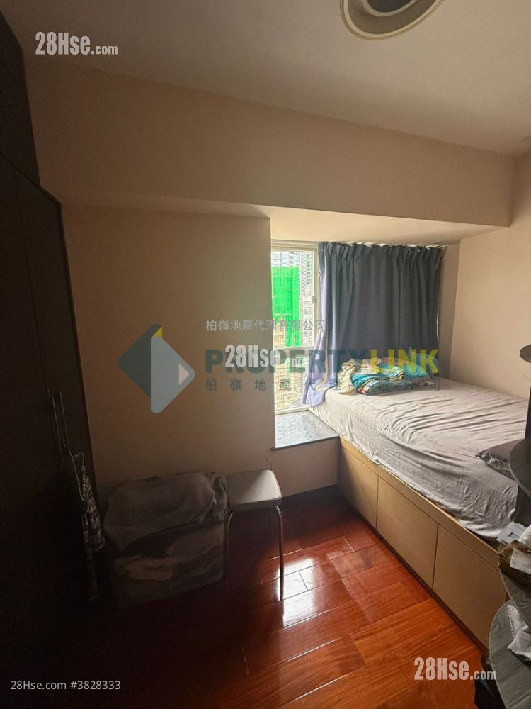 Centre Stage Sell 4 Bedrooms , 3 Bathrooms 910 ft²