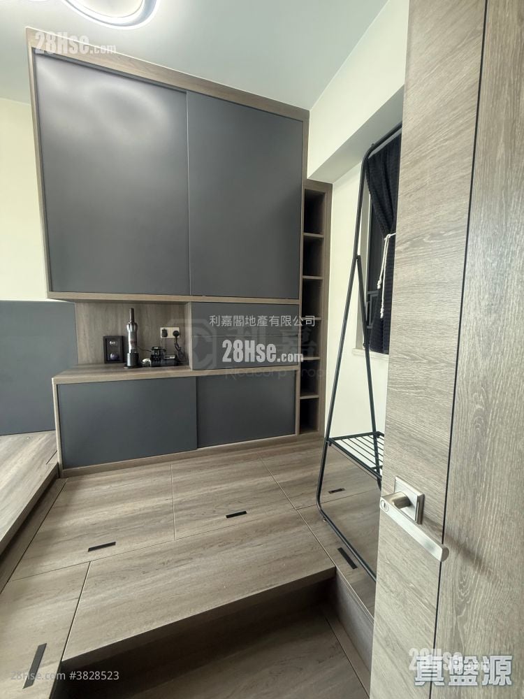 Aurora Sell 2 Bedrooms , 1 Bathroom 423 ft²