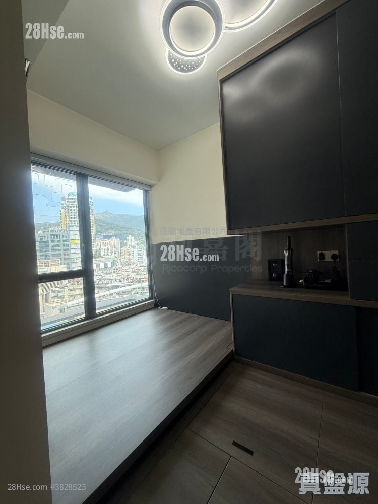 Aurora Sell 2 Bedrooms , 1 Bathroom 423 ft²