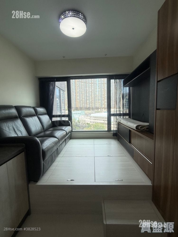 Aurora Sell 2 Bedrooms , 1 Bathroom 423 ft²