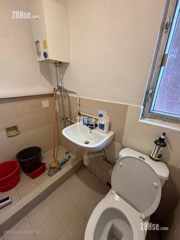 Kwan Yick Building Phase 3 Sell 1 Bedroom , 1 Bathroom 374 ft²