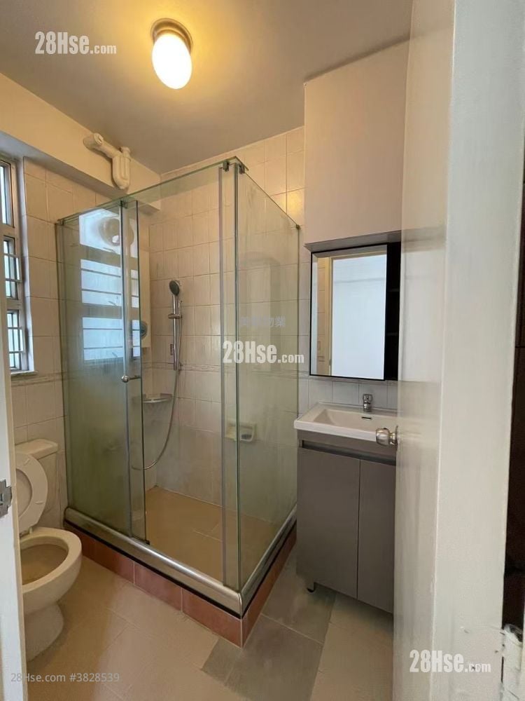 Man Lai Court Sell 3 Bedrooms , 2 Bathrooms 622 ft²