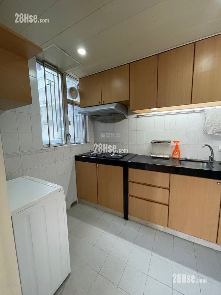 Man Lai Court Sell 3 Bedrooms , 2 Bathrooms 622 ft²