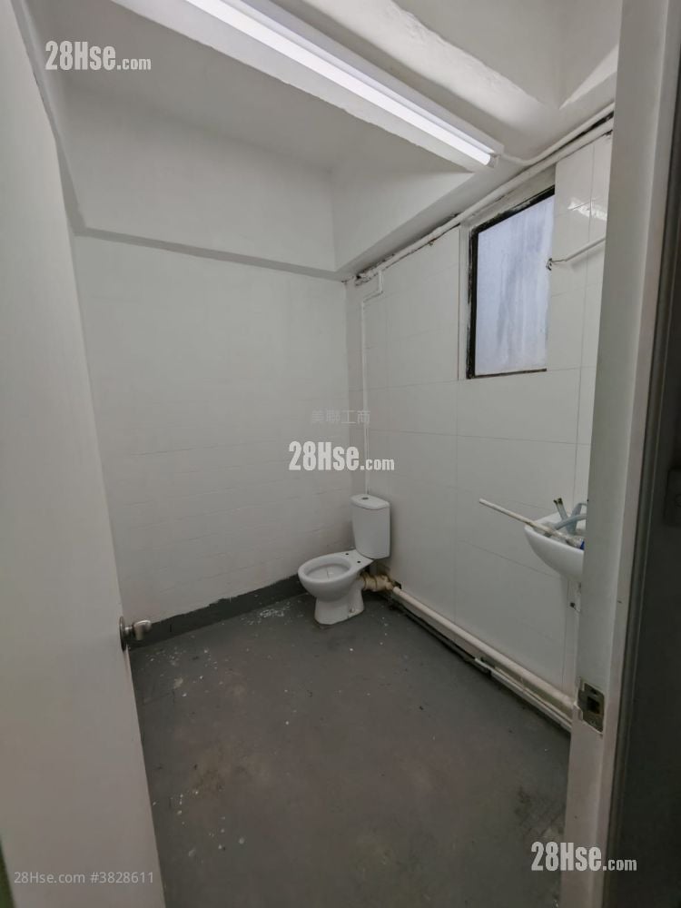 Derrick Industrial Building Sell Studio , 1 Toilet