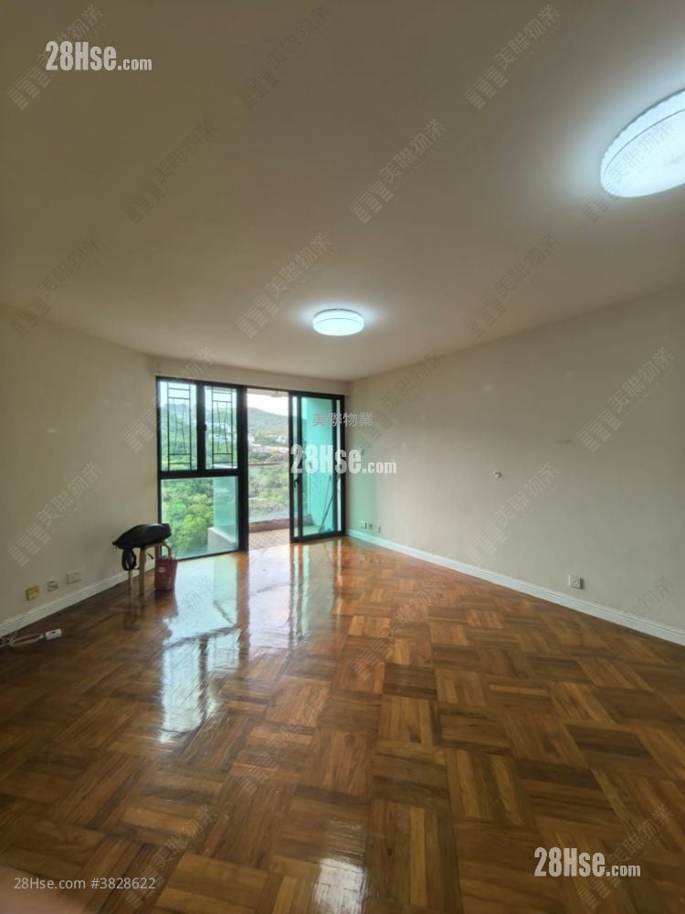 Royal Ascot Rental 3 Bedrooms , 2 Bathrooms 974 ft²