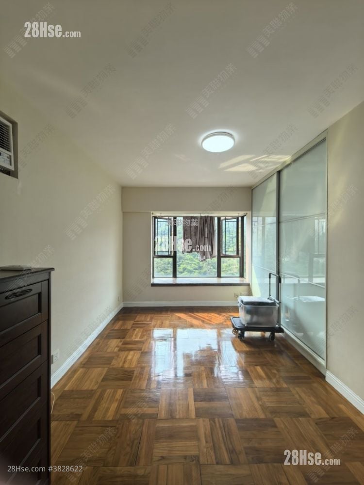 Royal Ascot Rental 3 Bedrooms , 2 Bathrooms 974 ft²