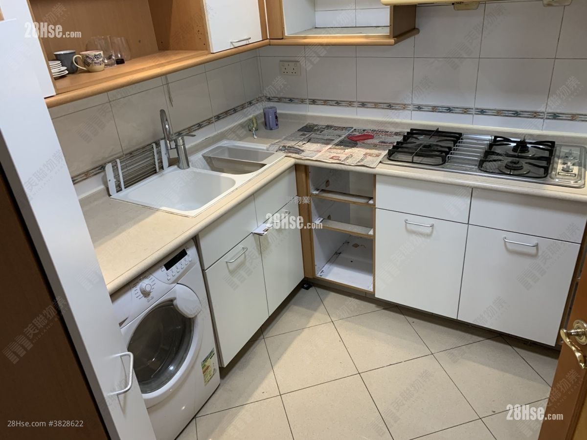 Royal Ascot Rental 3 Bedrooms , 2 Bathrooms 974 ft²