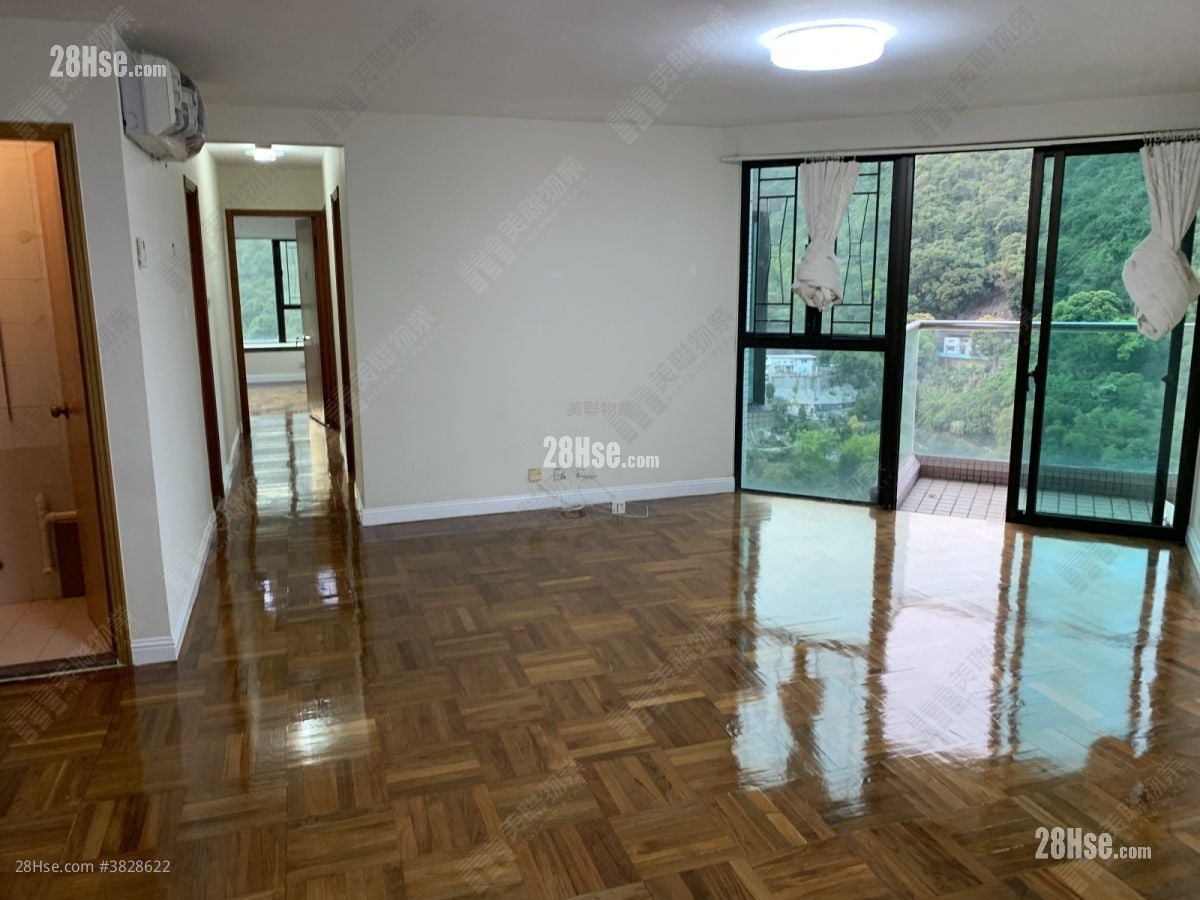 Royal Ascot Rental 3 Bedrooms , 2 Bathrooms 974 ft²