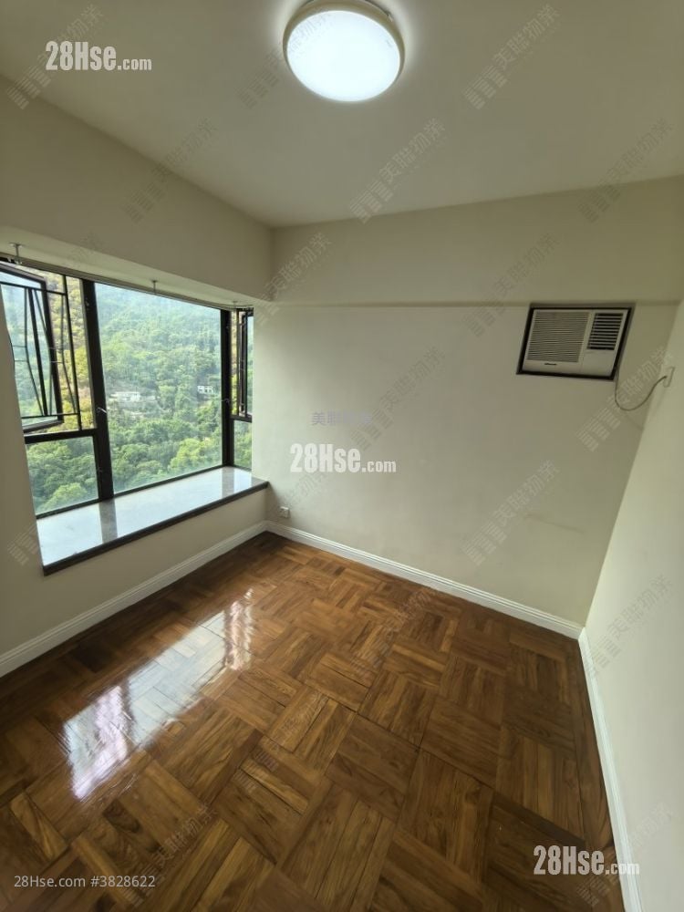 Royal Ascot Rental 3 Bedrooms , 2 Bathrooms 974 ft²