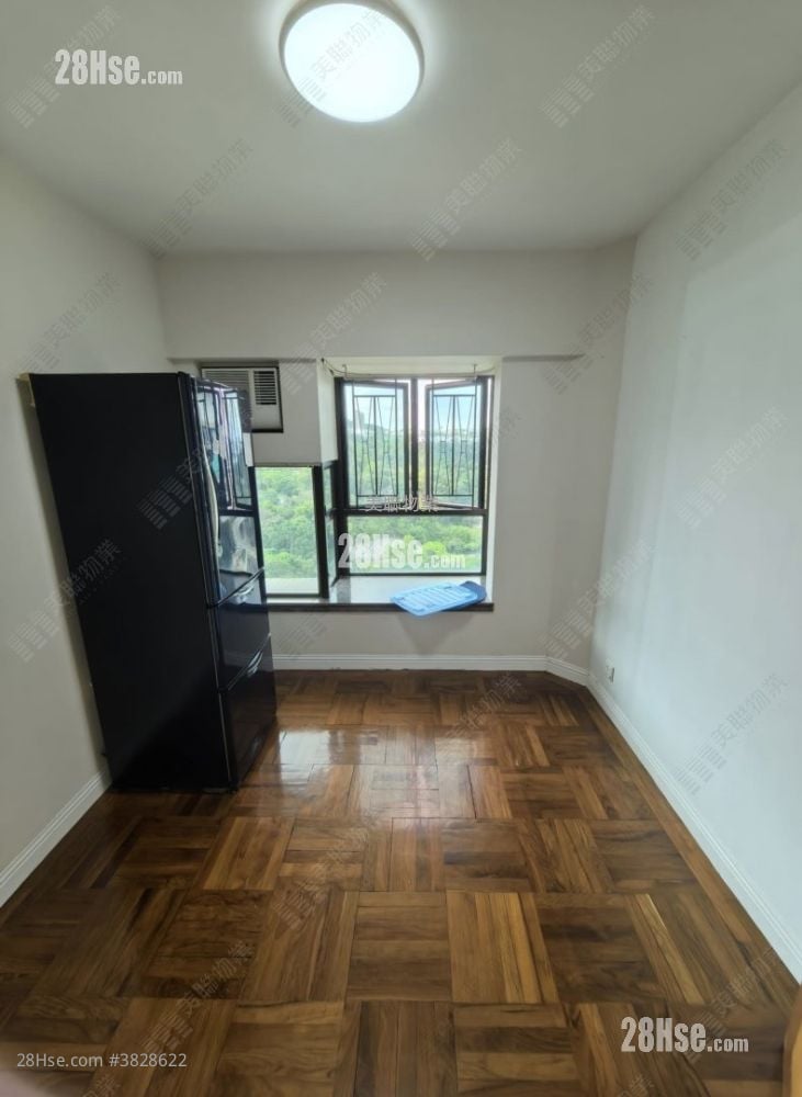 Royal Ascot Rental 3 Bedrooms , 2 Bathrooms 974 ft²