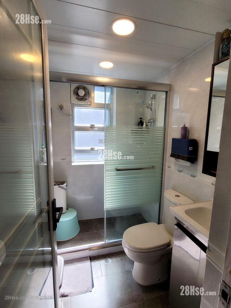 商住大厦 租盘 4 房 , 1 厕所 560 平方尺