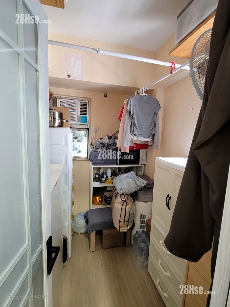 商住大厦 租盘 4 房 , 1 厕所 560 平方尺