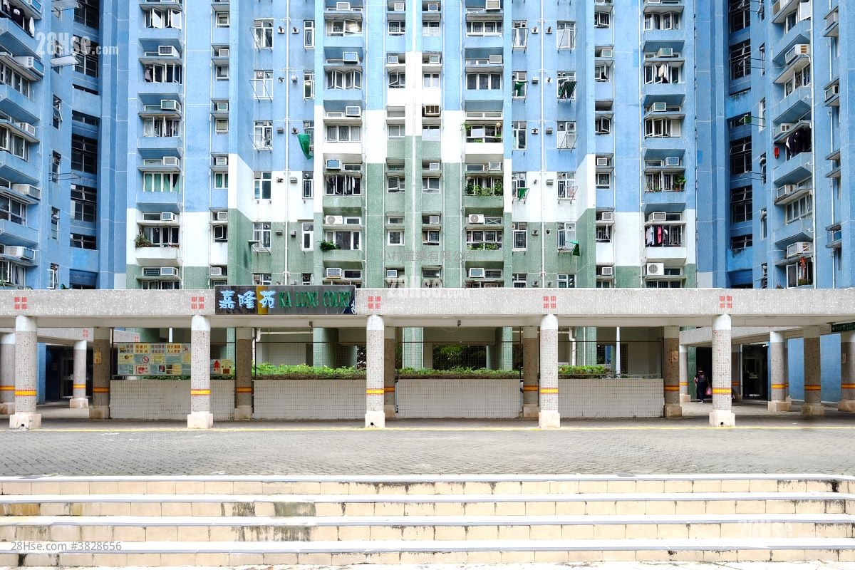 大廈外觀: 嘉隆苑 售盤 3 房 , 1 浴室 645 平方呎