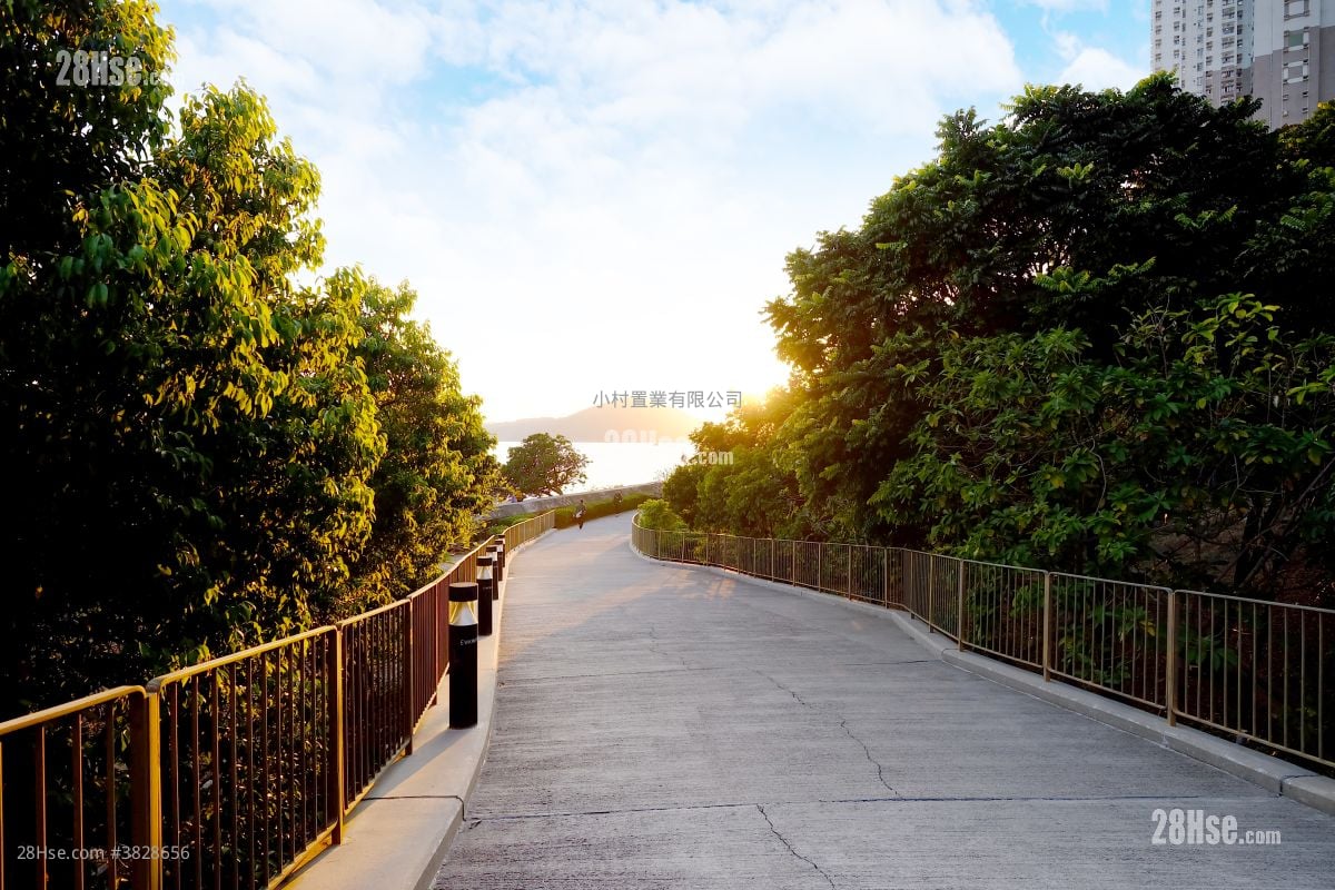 大廈入口: 嘉隆苑 售盤 3 房 , 1 浴室 645 平方呎