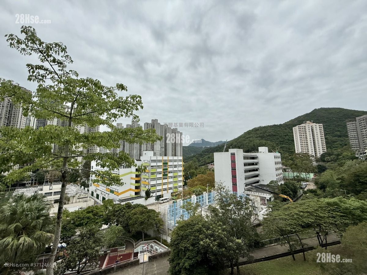 Hiu Lai Court Sell 3 Bedrooms , 1 Bathroom 596 ft²