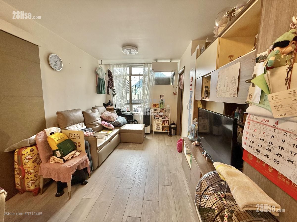 Hiu Lai Court Sell 3 Bedrooms , 1 Bathroom 596 ft²